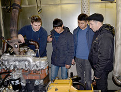 Объяснение учащимся процесса приемо-сдаточных испытаний мотора Д-245.12С