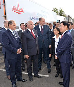 Вьетнамская делегация на выставке техники на Минском автозаводе